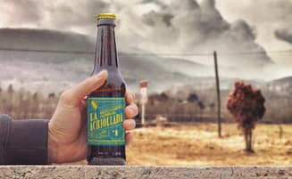 Etiqueta sobre botella La Acriollada